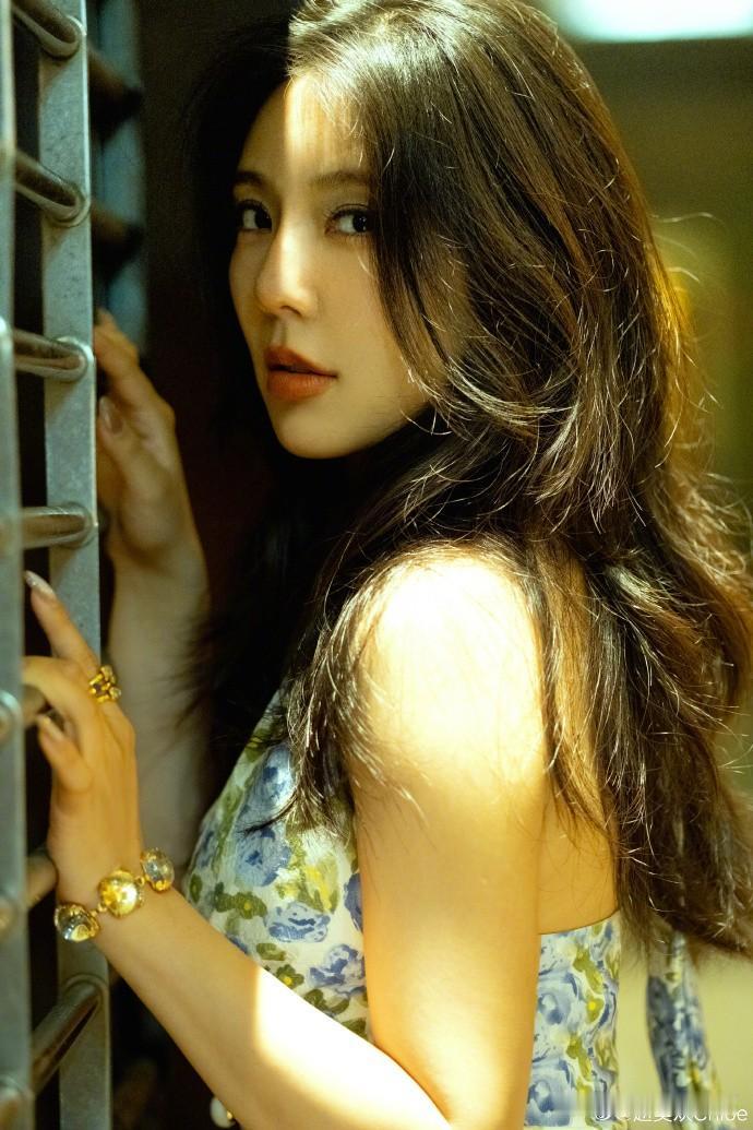 赵奕欢
红色妖娆之色，人像写真该怎么拍 爱一个人需不需要说出来 郭德刚的相声到底