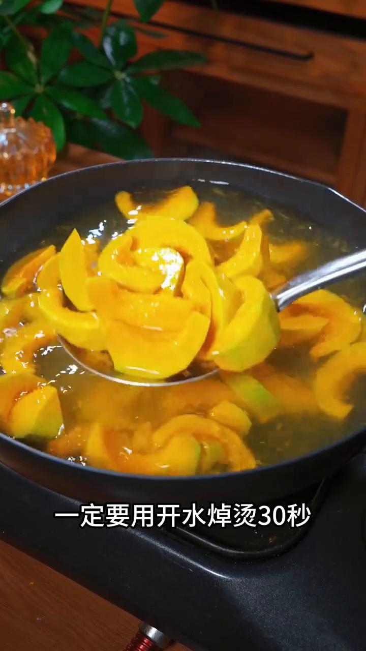 咸蛋黄贝贝南瓜。
家人们注意看，这是最近网上很火的贝贝南瓜神仙吃法，餐厅一份要卖