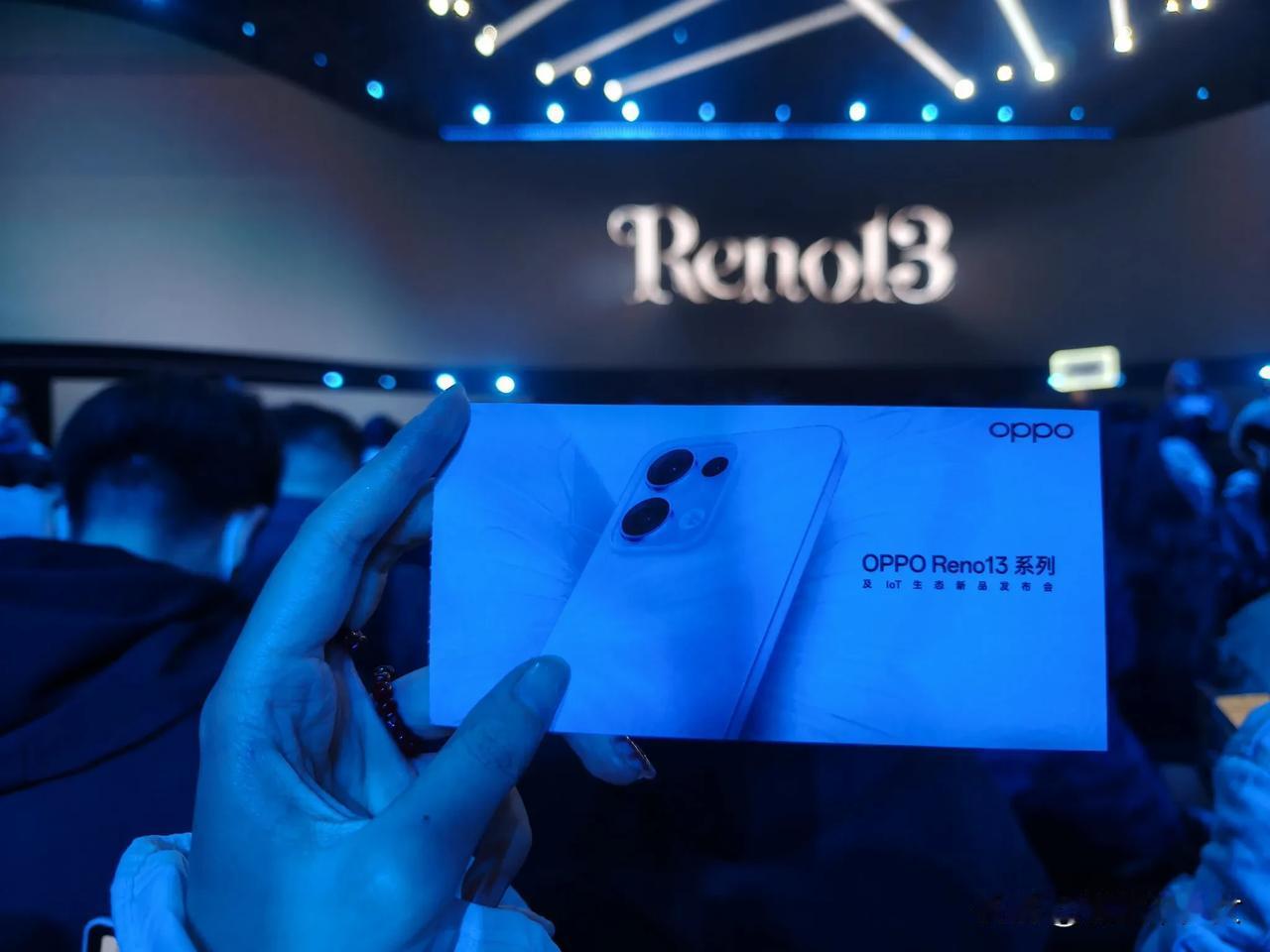 到啦到啦，OPPO Reno13系列~现场好漂亮，紫色蝴蝶~