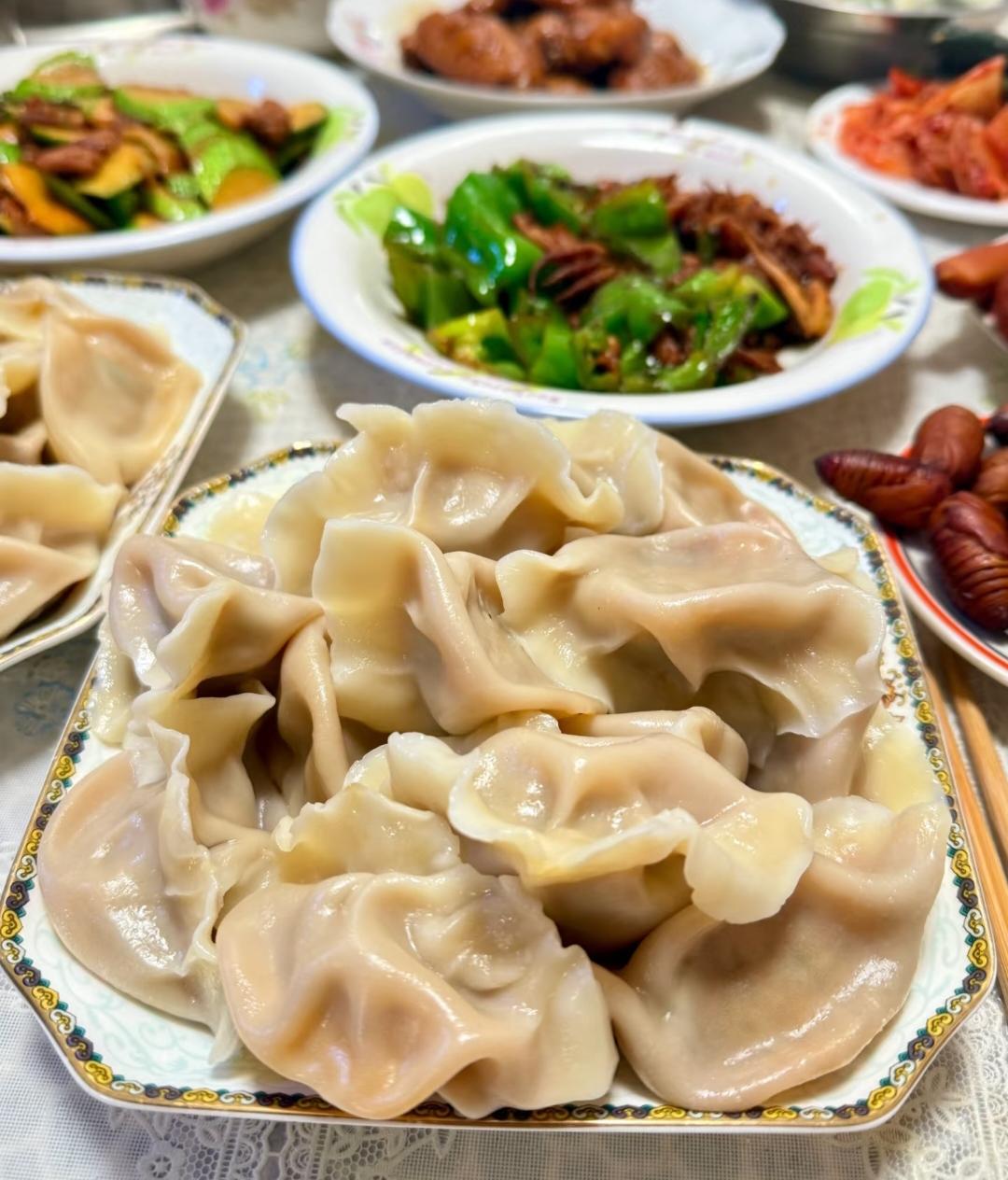 昨天晚上因为孩子的一点小事
跟婆婆吵架了
今天早上起床
发现婆婆早早的包好了我爱