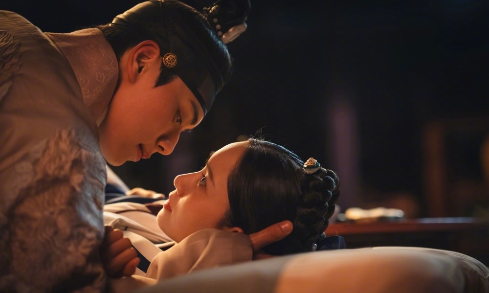 林允儿[超话]李彩玟[超话] 主演tvN新周末剧暴君的厨师 公开剧照。该剧改编自