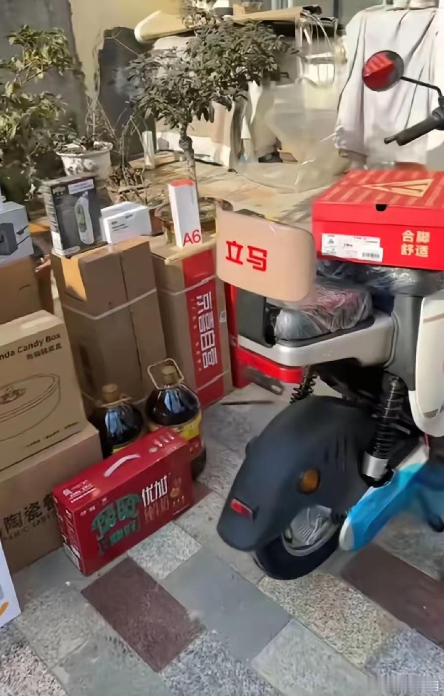 刘强东发的年货，光明村网友领到家实拍。网友用计算器算了下，实打实值1万块！看清单