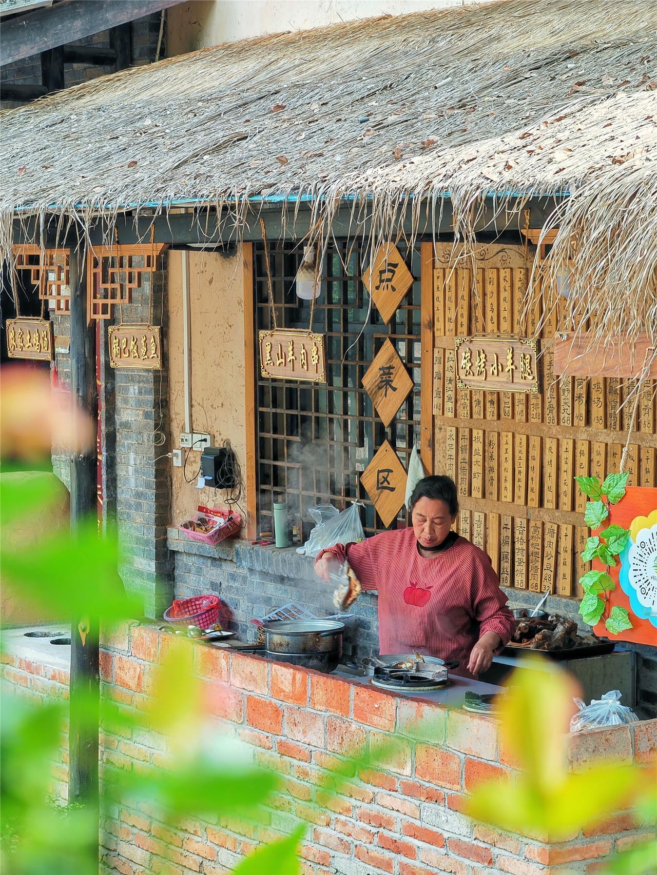 周末逛乡村之美食篇：五里界小朱湾。
小朱湾简直是美食扎堆的游玩胜地，随便钻进一家