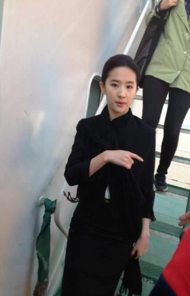 刘亦菲 路人镜头下好瘦 