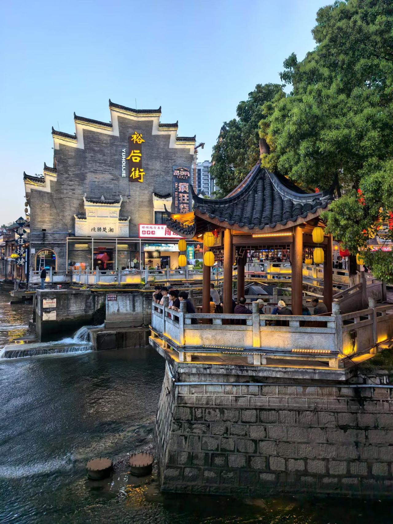 今晚打算去跑三公里。三公里真是黄金距离，既能出汗燃脂，又不会让身体太累。
换上运