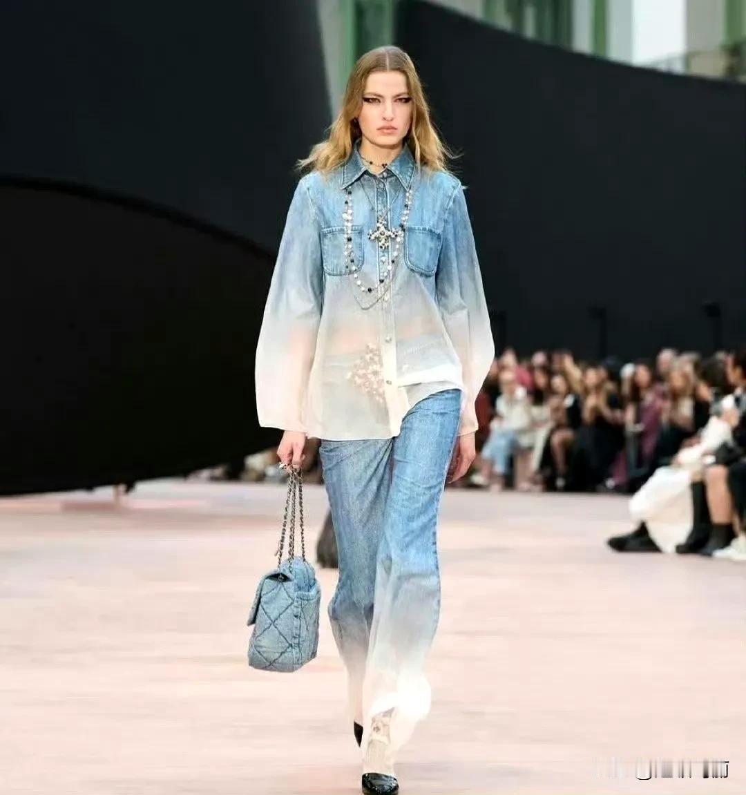 香奈儿这衣服超神奇，上牛仔下纱竟然无缝合痕迹，咋做到的