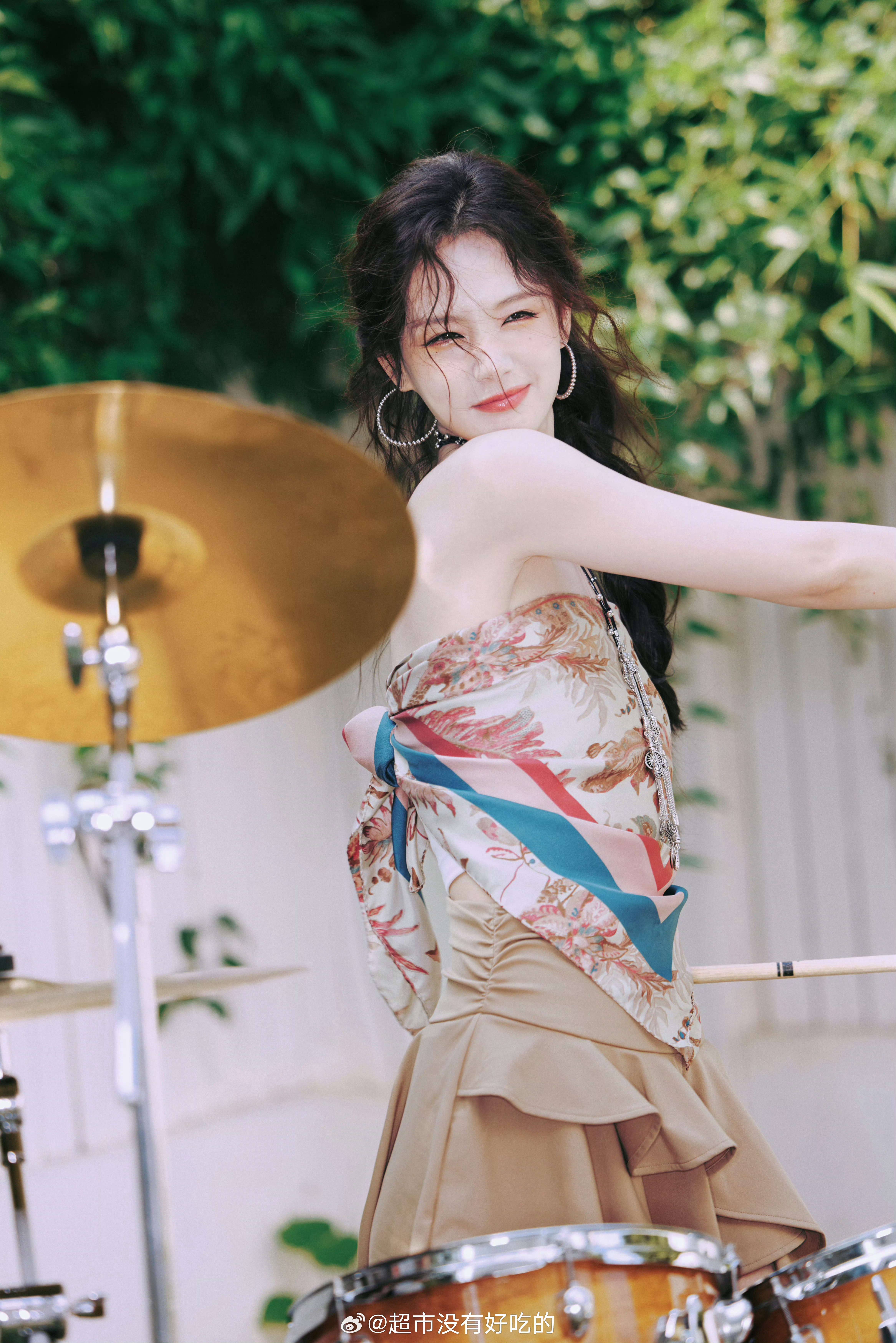 李一桐音乐节造型出图🔥今晚好六不见不散 ​​​