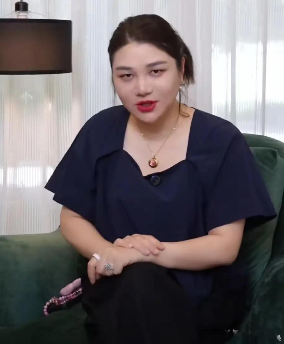 近日，杨天真更新了一条教大家如何找工作的视频，但大家的注意力却在杨天真的身材上，