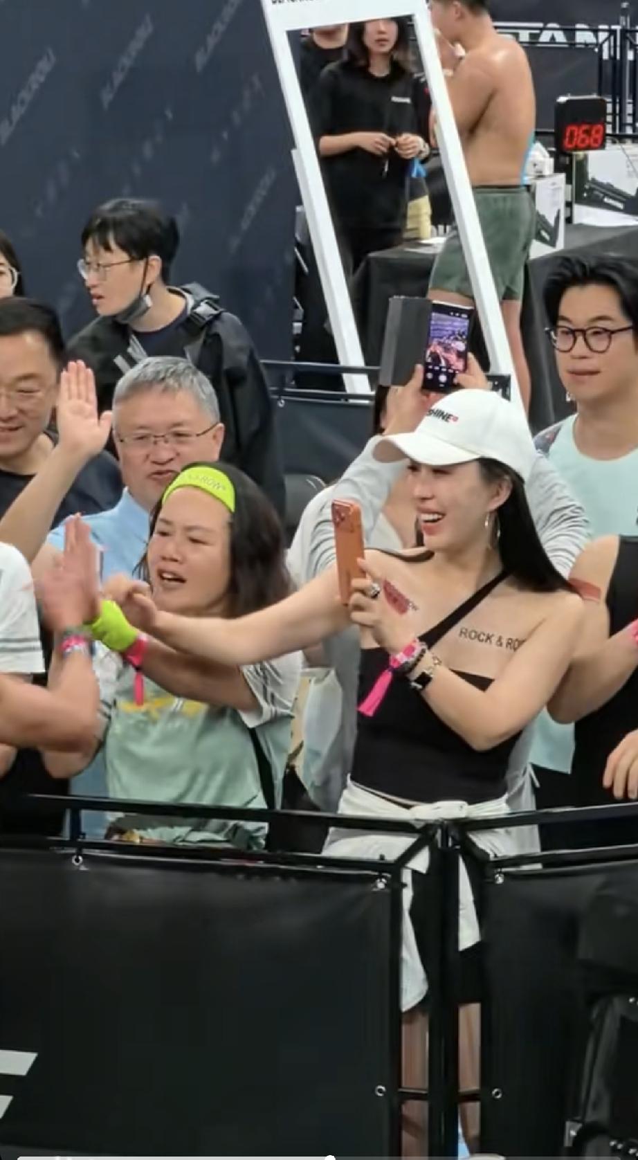 9月10日，王石与田朴珺在HYROX北京站上当众击掌，王石腹部的皮肤开始发皱了，