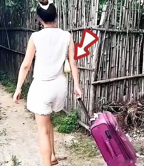 见过厚颜无耻的，真没见过这么离谱的。
 
一个女的跟丈夫离了婚，狠下心把年幼的女