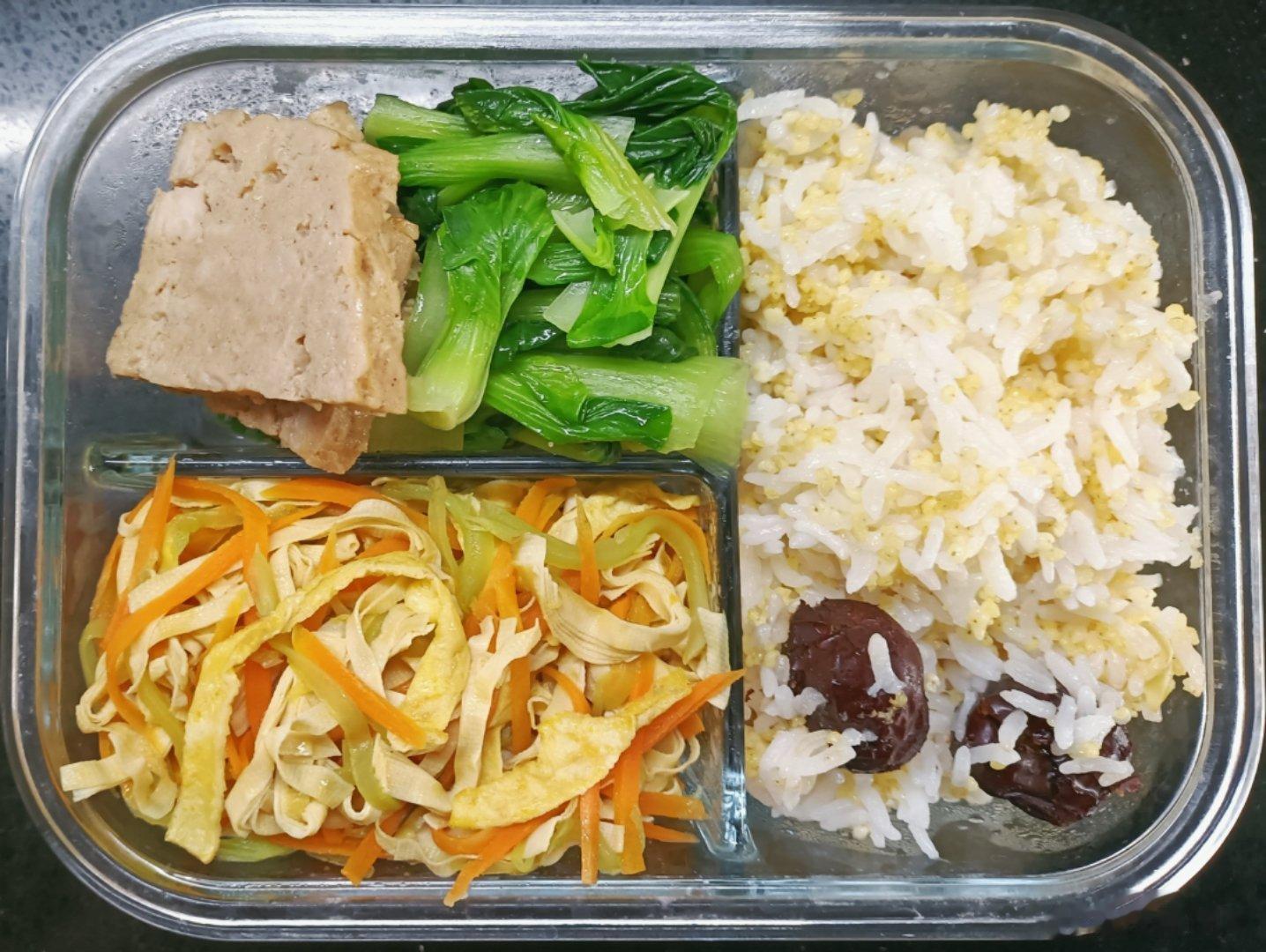 #儿子的午餐##这个问题吃什么# 大米小米大黄米红枣饭，胡萝卜莴苣豆腐皮鸡蛋皮(