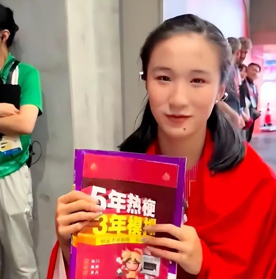 谁给“小孩姐”送的这玩意儿？
 小学五年级才开始田径训练，14岁追平世界中学生运