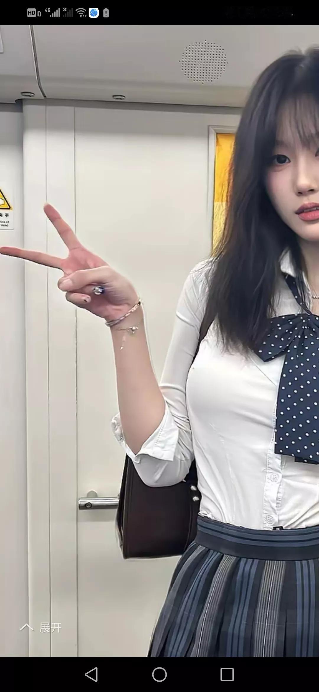 女子都喜欢跟风做这个手势拍照，殊不知这个手势出现的原始故事和隐含着的“意思”…！