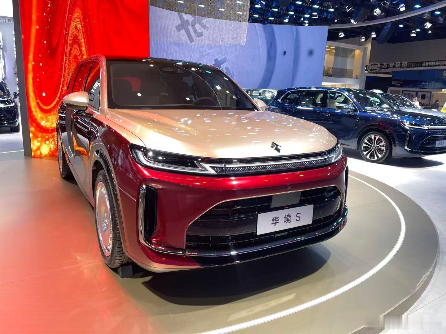 华境 S  ，这次这个级别的 SUV 都是拿双拼色当展车，视觉效果高级一些 