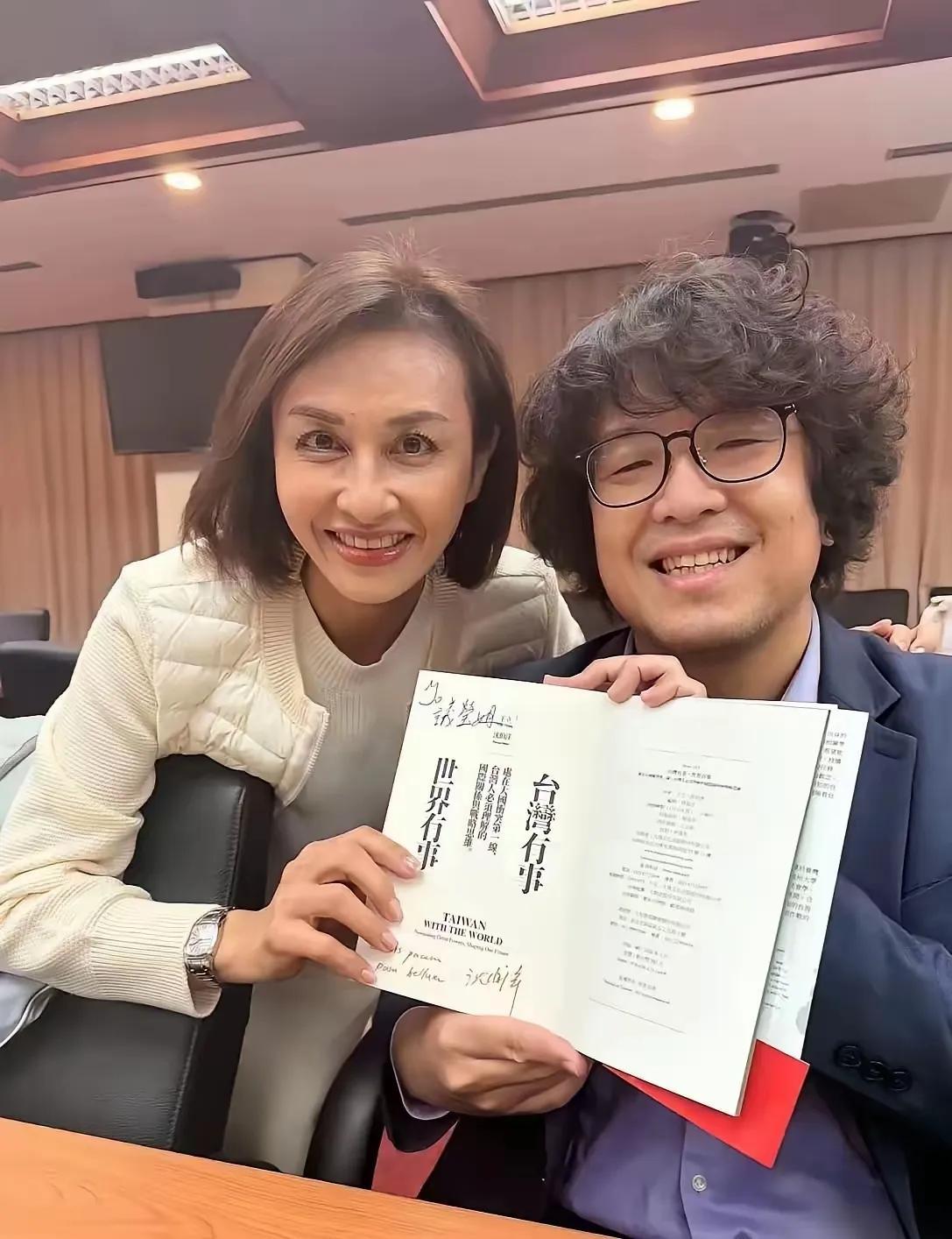 近日，台独分子沈伯洋得意洋洋展示了他出版的一本书，书名叫做“台湾有事，世界有事”