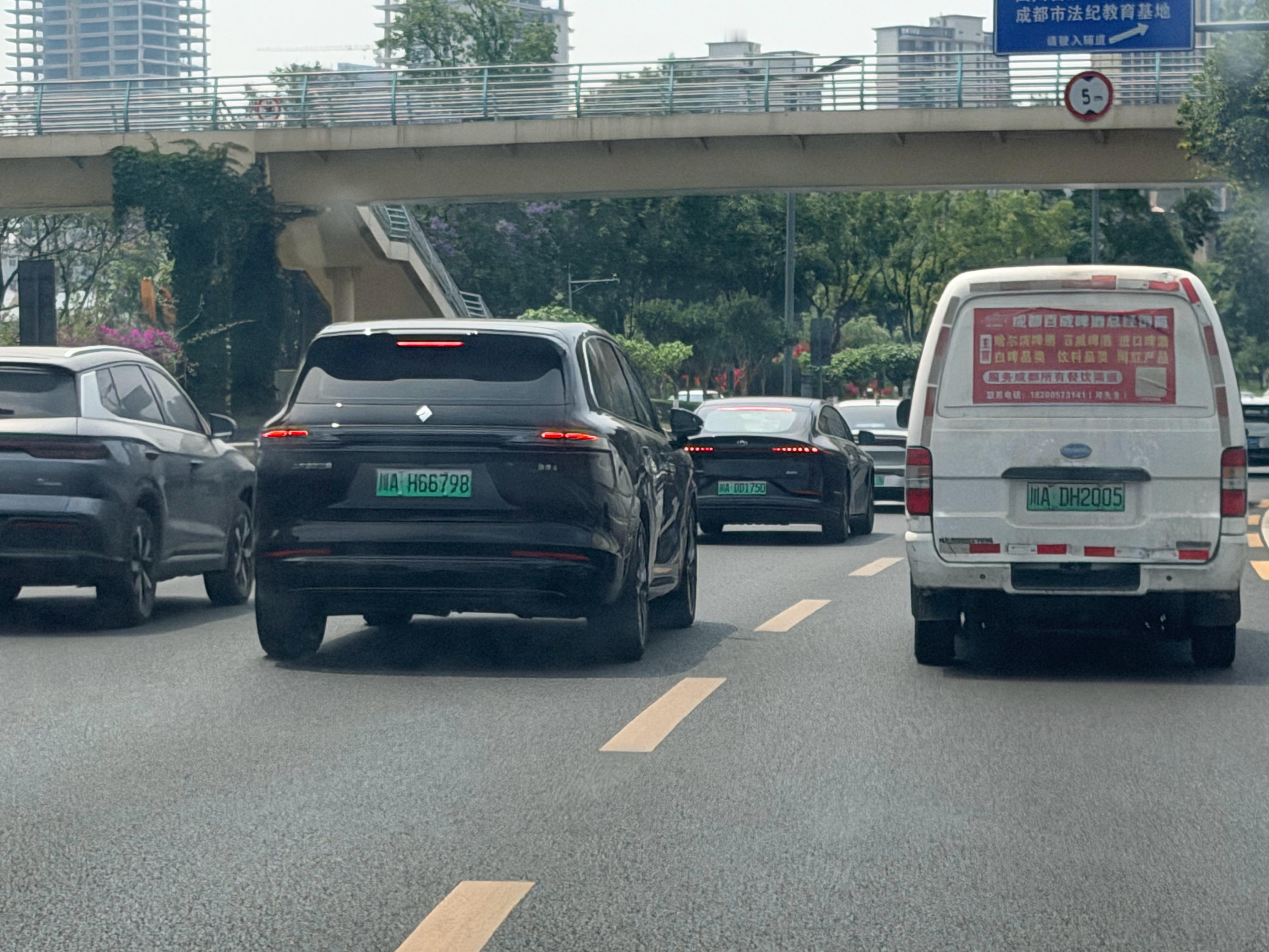 宝骏华境S路上就有车了 