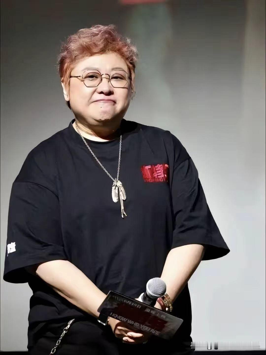 韩红应该感谢这场台风，演唱会因为安全而取消。
台风给了她最大的体面，既保住了面子