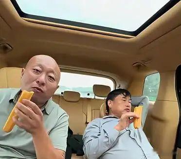 大衣哥为了赶商演，饭也顾不上吃，半路饿了只能吃口油条对付一下。躺在车座上，貌似还