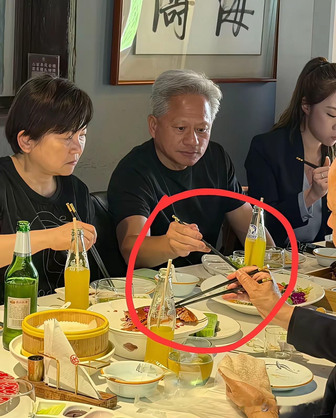 这几天黄仁勋在老北京的街头走一走尝一尝，都让北京的生意人，沾尽了风光，先是蜜雪冰