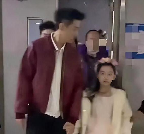 手机屏幕亮了。
是推送。
高云翔划开，手指顿住。
七岁的女儿小酒窝，穿着喜庆的红