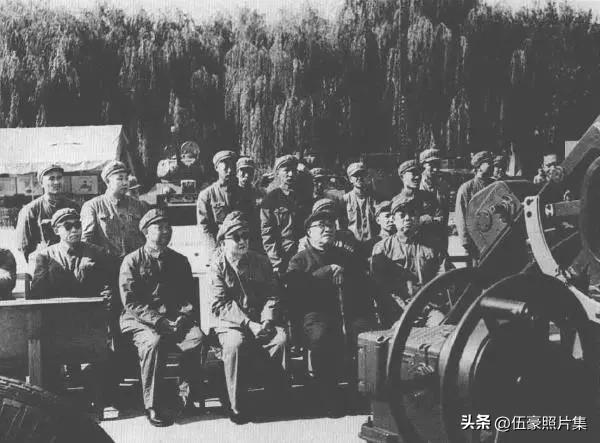 1965年10月24日，时任全国人大常委会委员长的朱德元帅（前排左3）来到后勤学