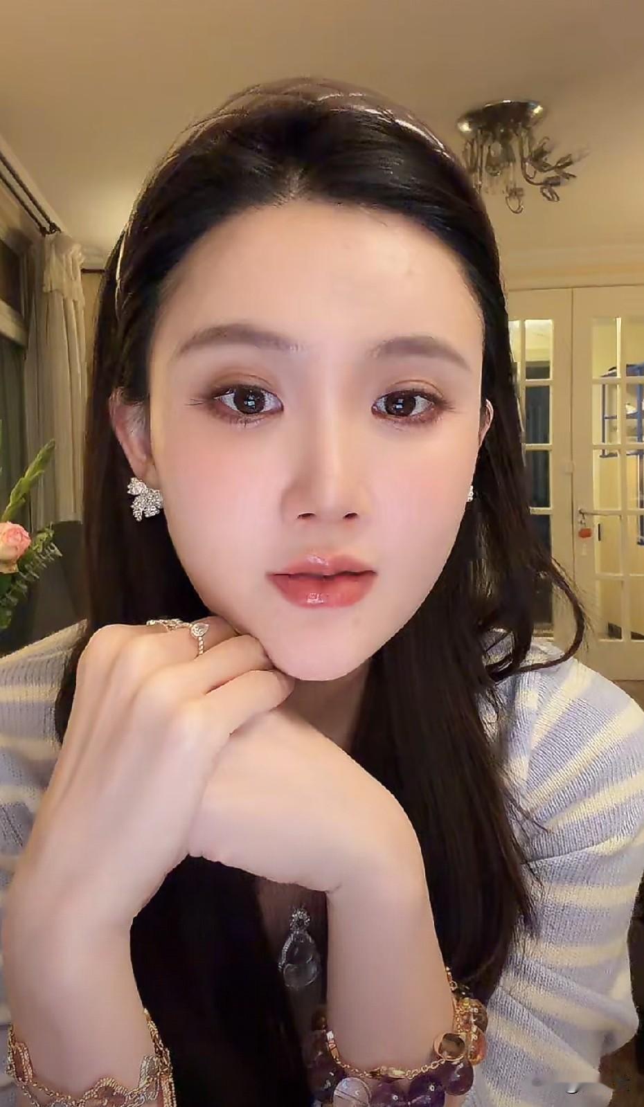 赖文峰有福气啊，楚铃比他小快二十岁了，楚玲虽然没有杨钰莹有名气，但是确实也是一位
