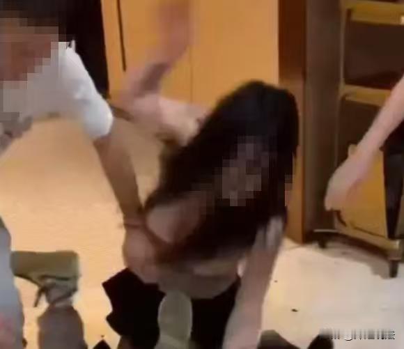 厦门，男子带女友去娱乐会所潇洒，女友跟别的男人一起跳舞，俩人动作还挺亲密的。男友