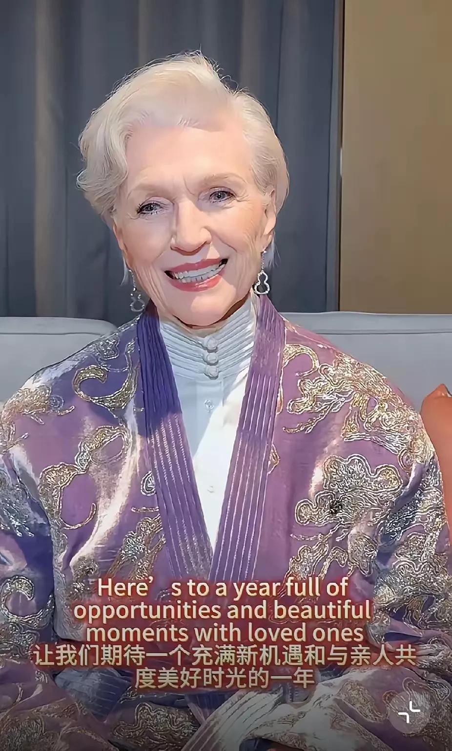 马斯克妈妈又火了
元旦给大家送祝福语，
还有身上穿的汉服，
特别是一对银色的葫芦