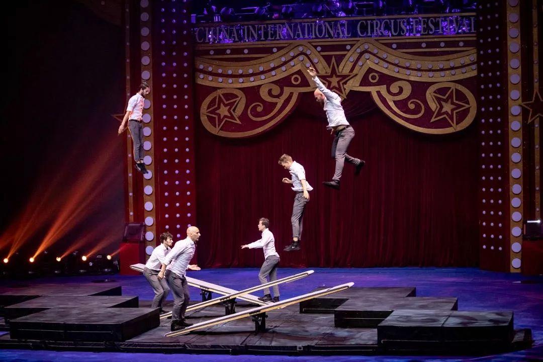 美国是一个消耗朋友的国家。

美国又是个挑事熊孩子

跷跷板，与美国坐一起，一旦