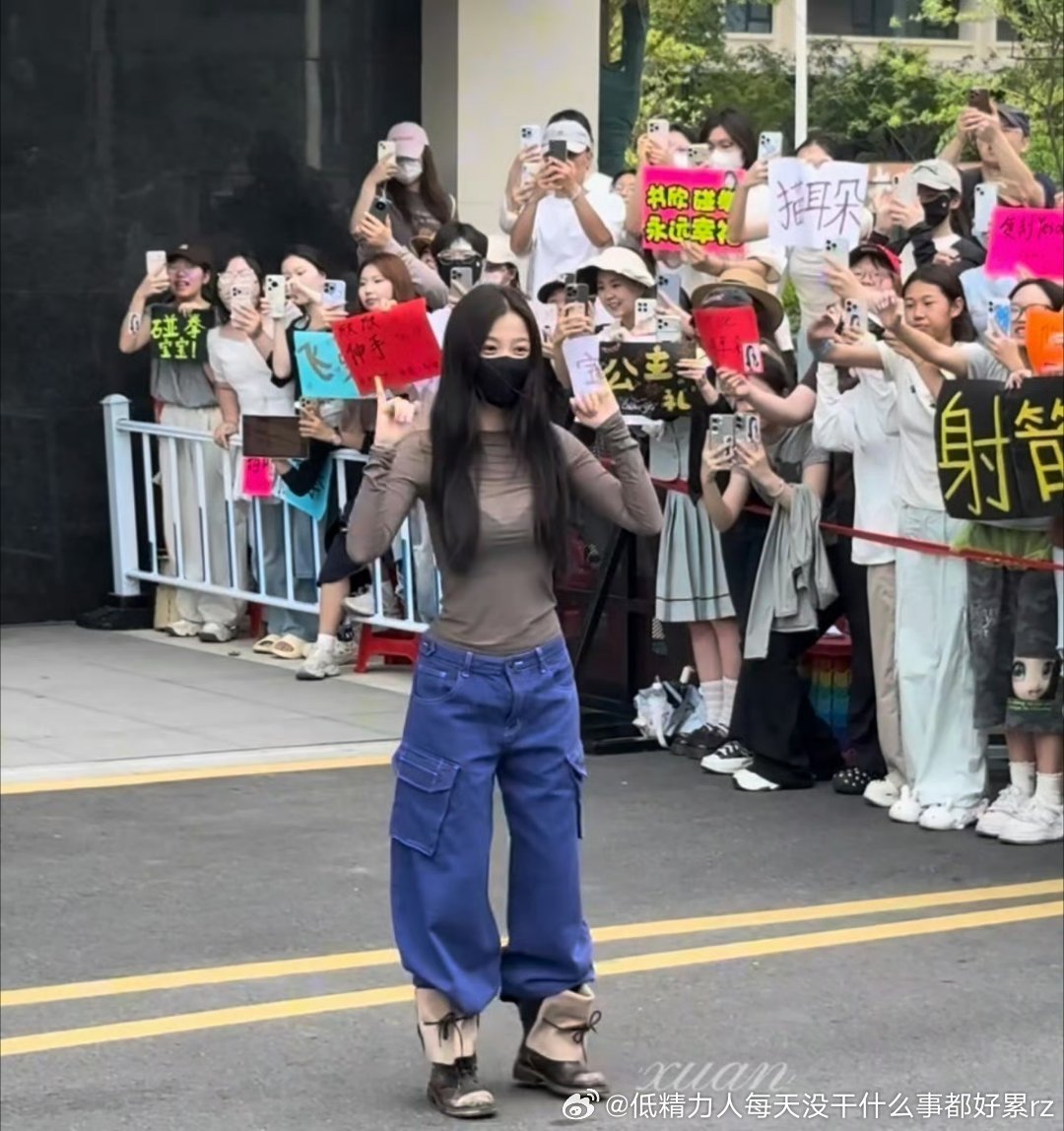 天天横店“走秀”当然为了炒热度找存在感了天天恨不得找人去拍，你看战现在顶流的，起