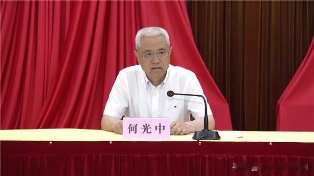 荆州市位于湖北中南部、长江中游、江汉平原腹地，面积1.41万平方公里，常住人口约