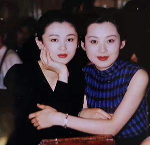 “南陈北许”！这是1995年两人的合影
她们俩在90年代是顶级颜值和顶级气质的代
