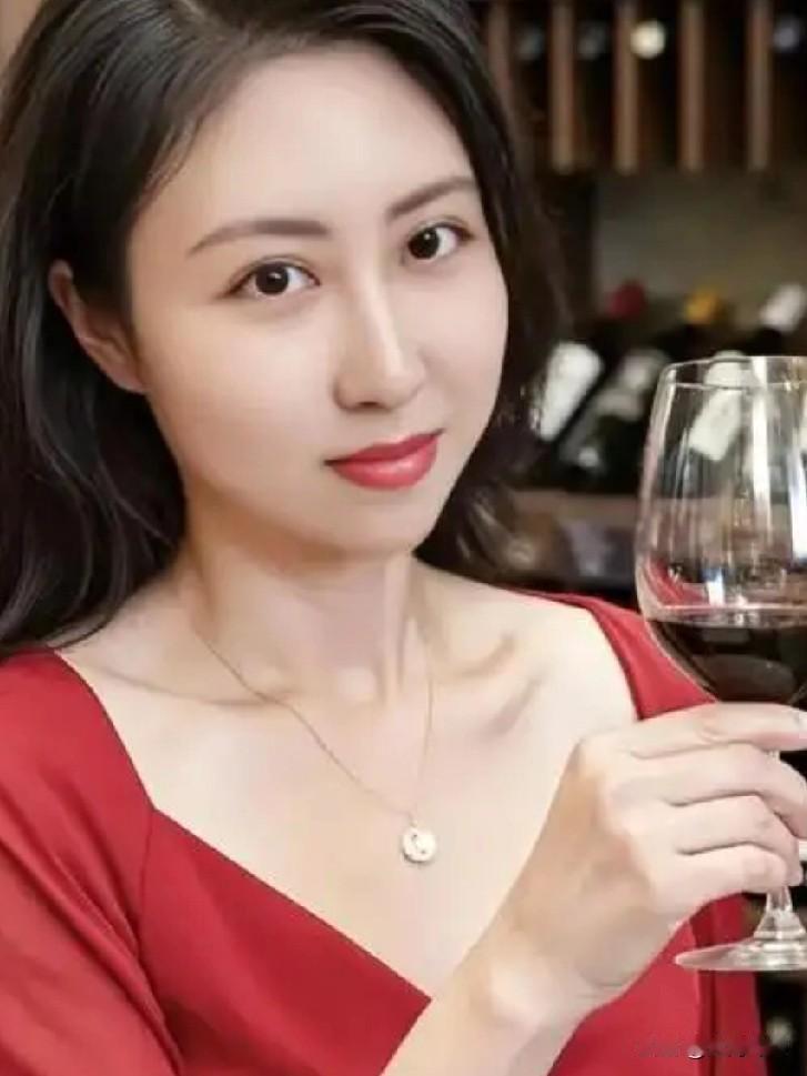 有位文学评论家如此评论贾浅浅的诗！

这位评论家说
贾浅浅的诗
表象有点“俗”