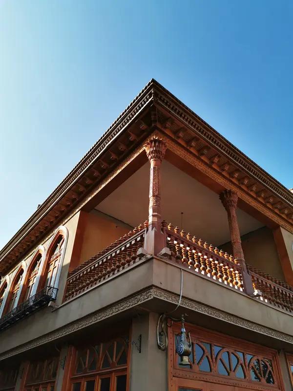 尼格买提春晚后回新疆老家，晒出的家宴视频火了。这桌8个菜竟没一片绿叶，全是炒拉条