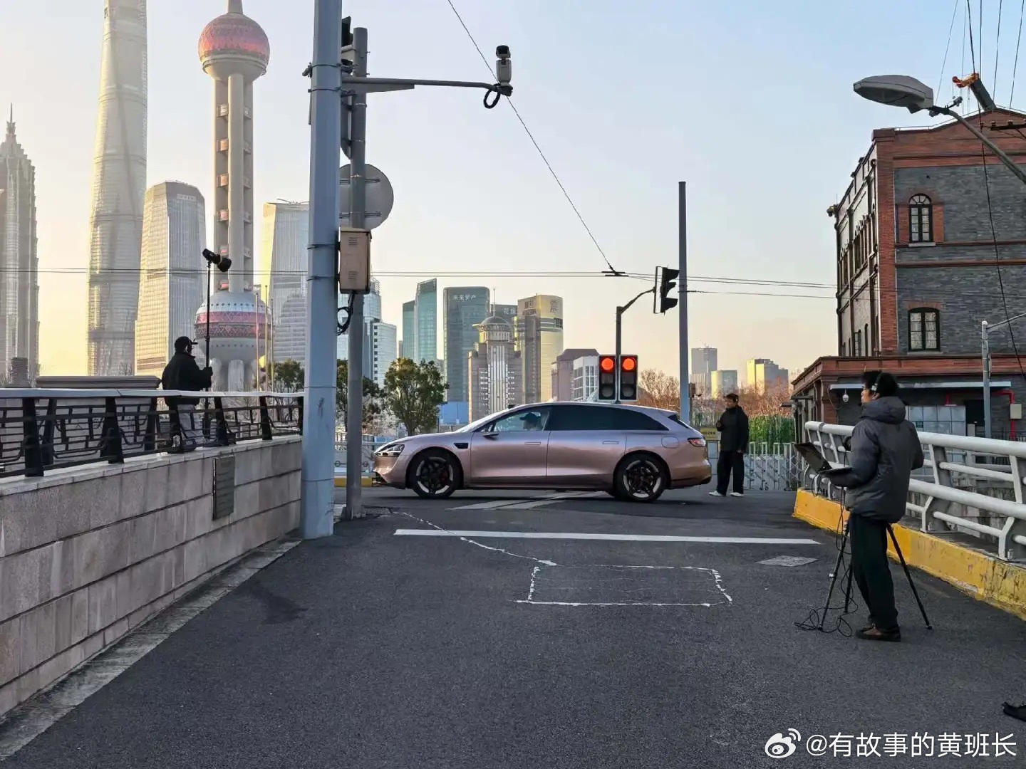 什么叫心有猛虎，细嗅蔷薇啊，享界粉白新色亮相上海AWE，感想是猛男必备这颜色开出