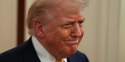 很多人还在纳闷，为什么一向大嘴巴的特朗普最近突然在国际上消停了？错！这根本不是他