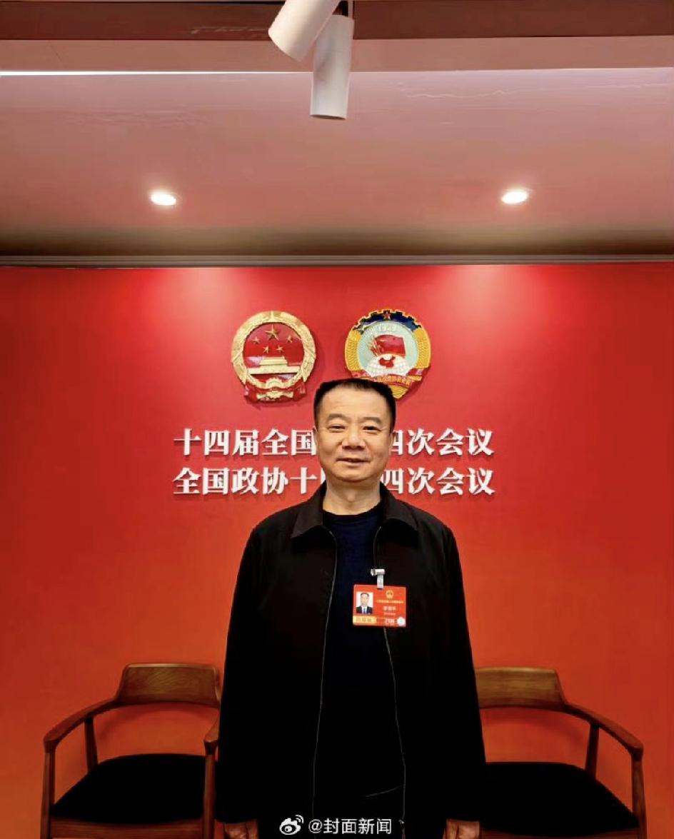 这两天，一条“建议70岁以上农村老人免缴医保”的话题，悄悄冲上了热搜，引来全网点