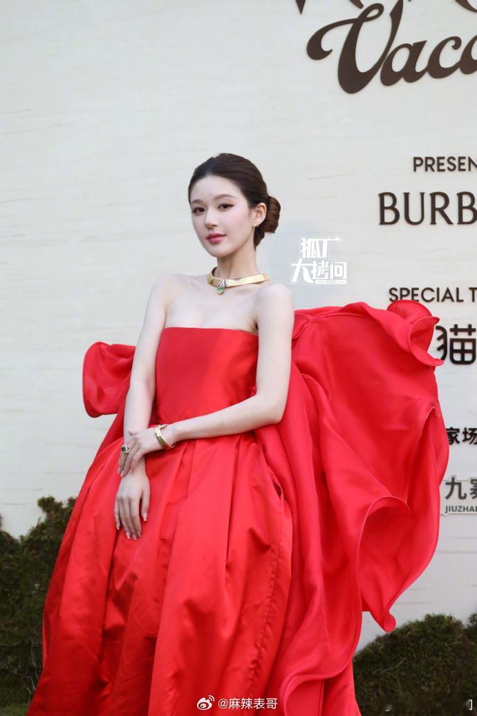 一起来看看今日女艺人VOGUE红毯生图合集 