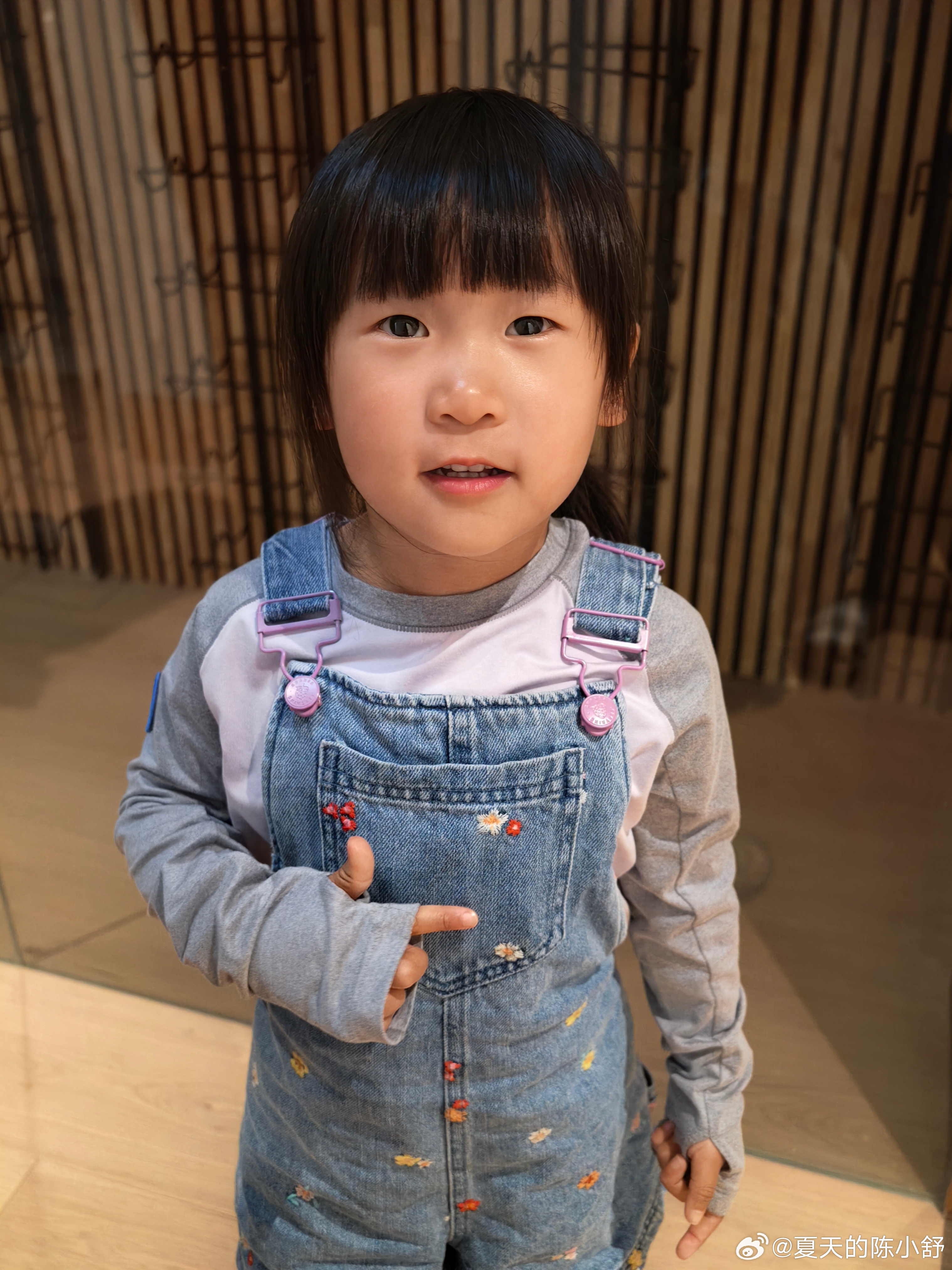 哥哥姐姐要游泳，妹妹超级激动！一瞬间就把衣服都脱光了！“我的泳衣呢！我也要游泳！