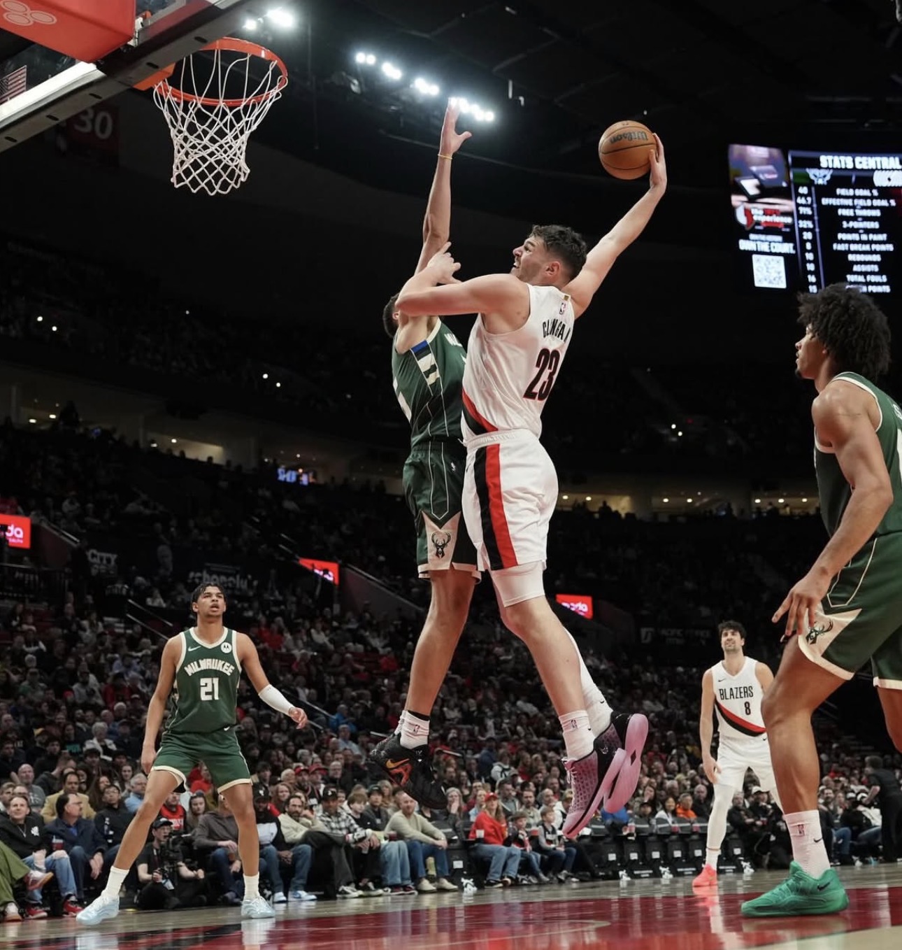 制霸内线！多诺万-克林根更新Ins晒近期赛场照与球迷分享