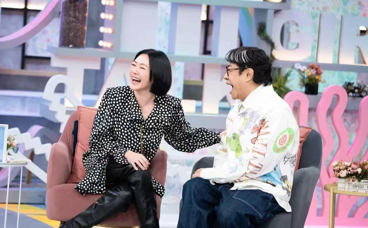 网友表示小s就是戏多。
前一天刚曝出街头趴在工作人员肩头痛哭，后脚就在综艺拍摄现