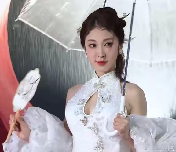 张小婉将中式美人的性感给穿了出来，一袭纯白礼裙上点缀着银色立体蝴蝶，泛着流光的披
