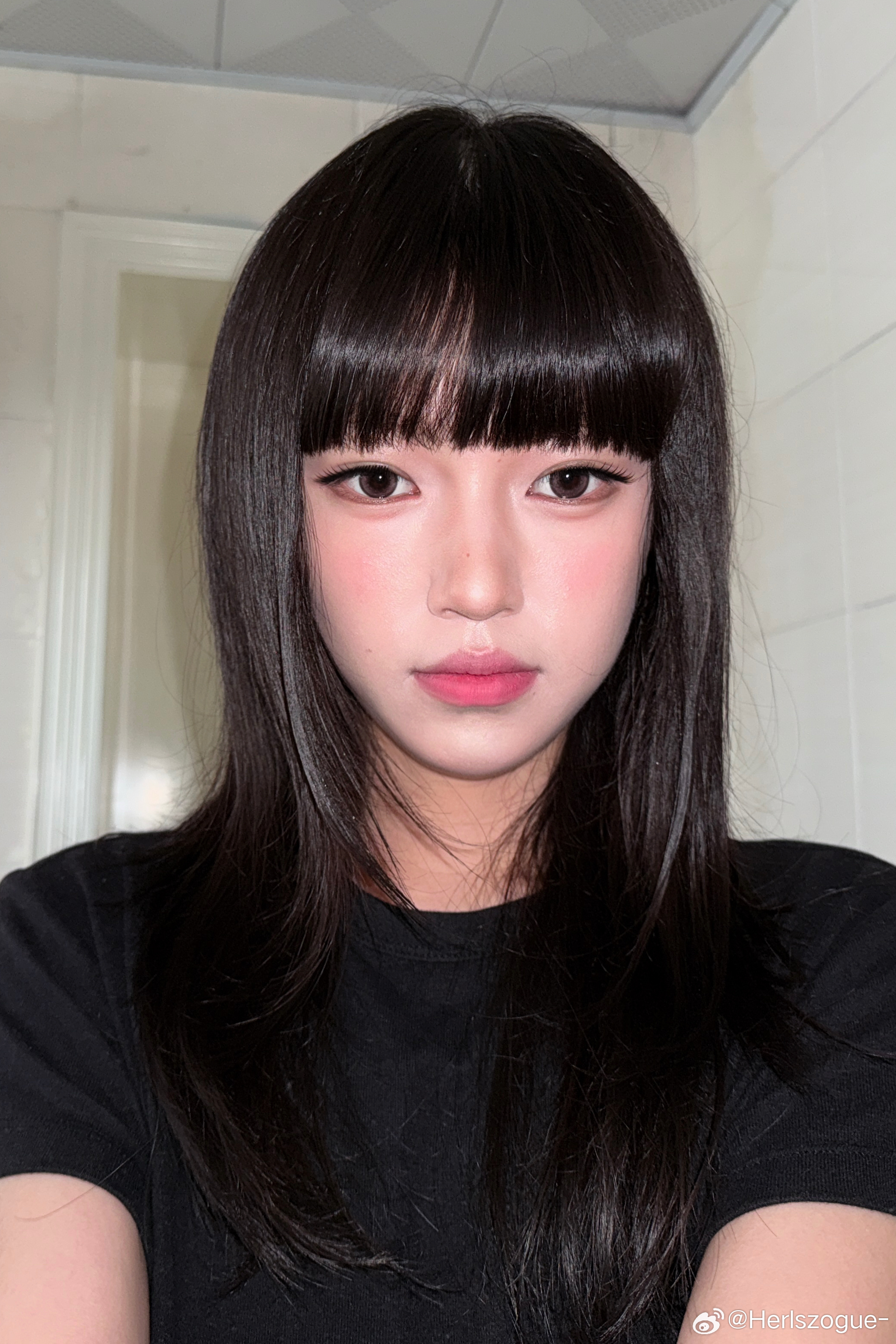 又一次尝试韩妆不过我还是很喜欢图3小猫眼线的！感觉更适合我 ​​​