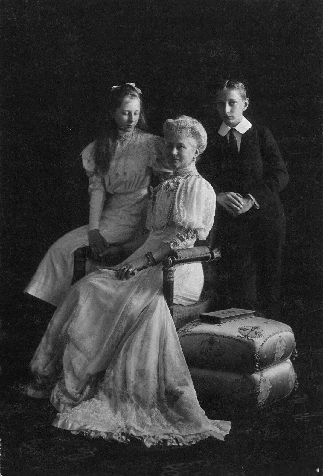 1907年，德国皇后奥古斯塔·维多利亚与她的幼子普鲁士的约阿希姆王子和独生女维多