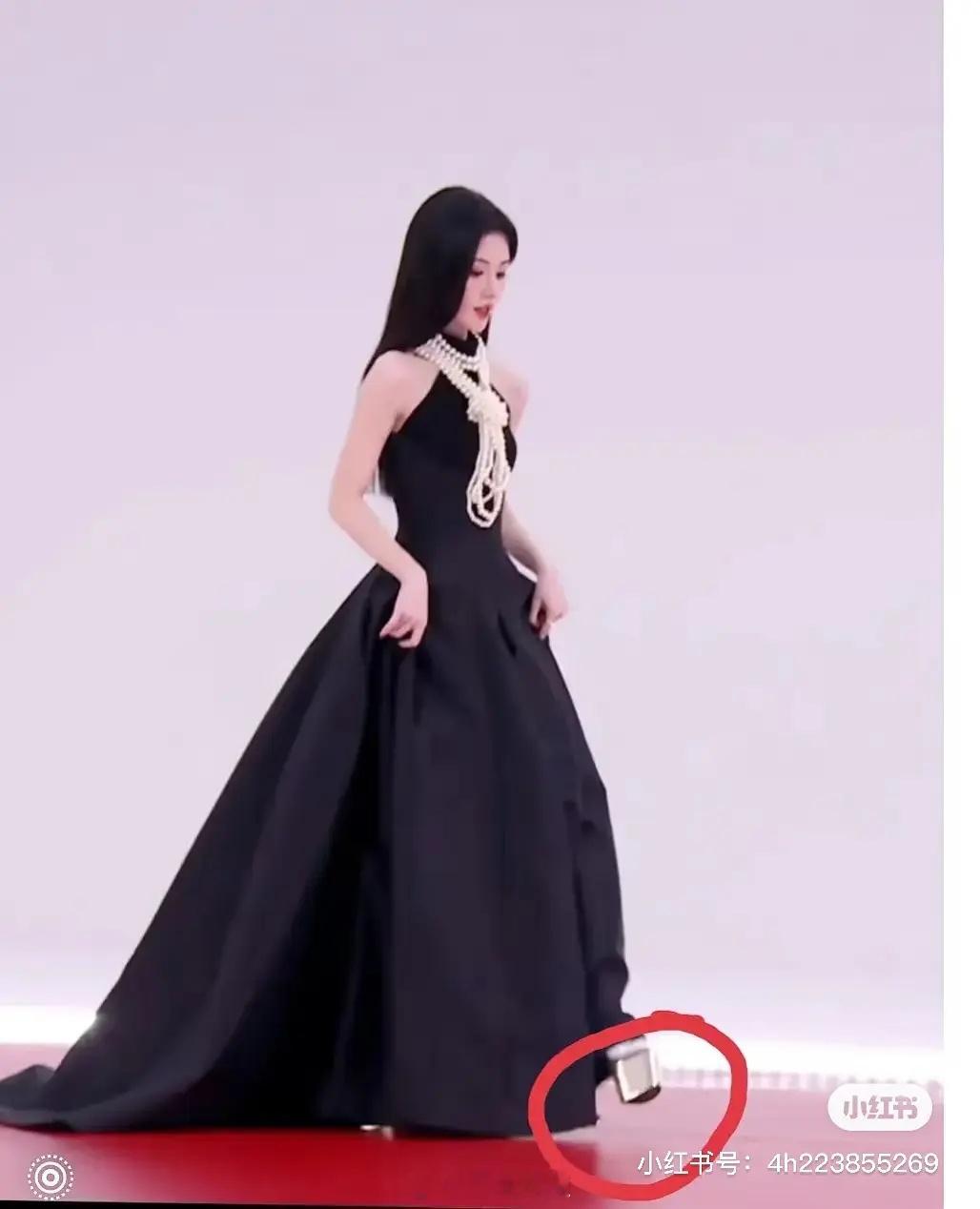 ？？？鞠婧祎这踩着这么高的高跟鞋就来了太敬业了姐们 