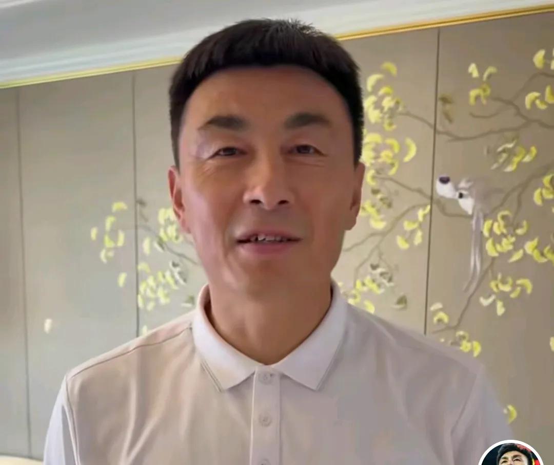 前国脚李玮锋直言，王钰栋目前达不到武磊的实力，完全是被外界捧过头了。
在直播中，