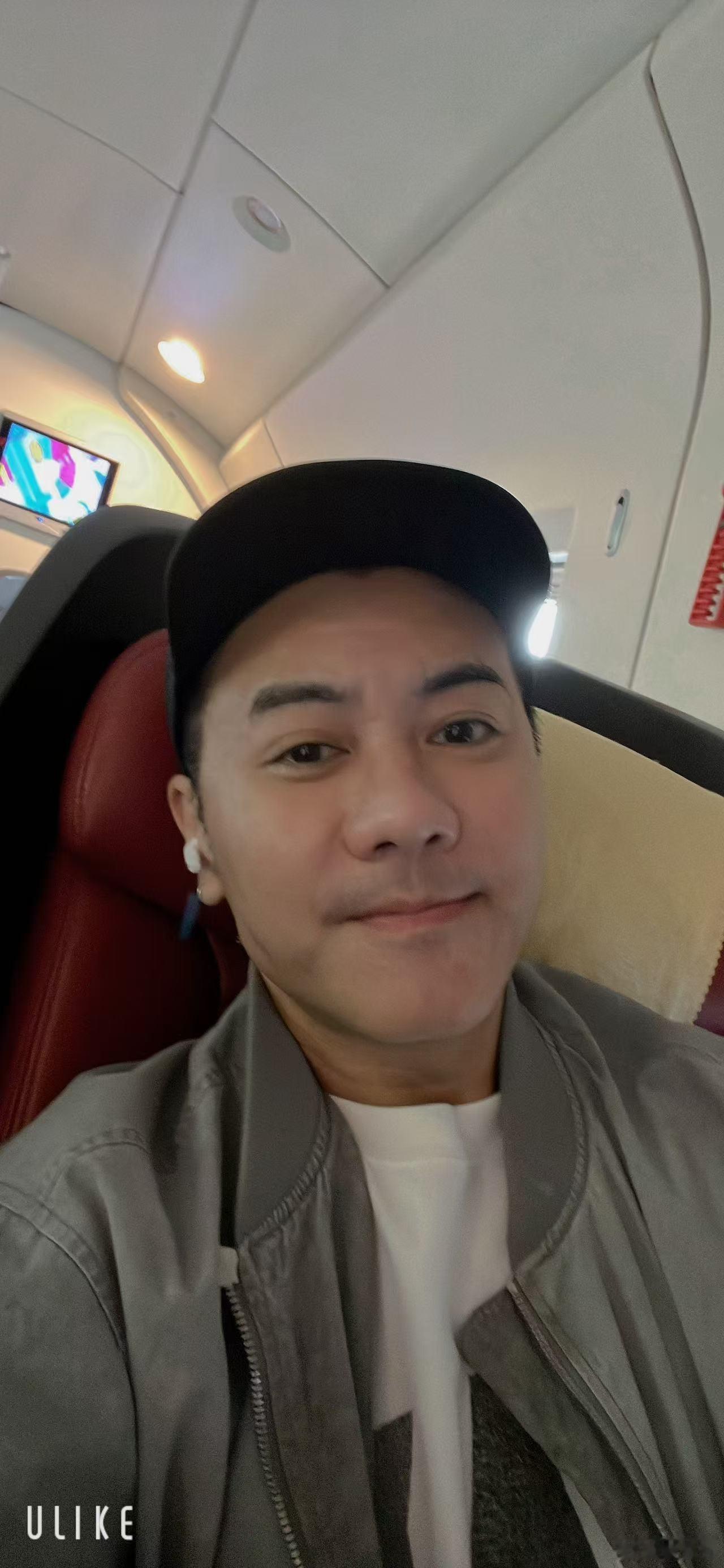 梁汉文清唱张国荣的沉默是金国粤无双 梁汉文即兴清唱张国荣经典作品沉默是金，没有伴