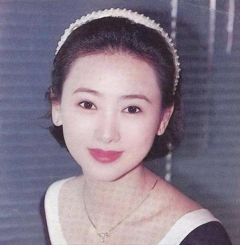 2005 年，翁虹发现丈夫伍伟杰不忠后，她二话不说直接飞往美国，想要当面质问伍伟