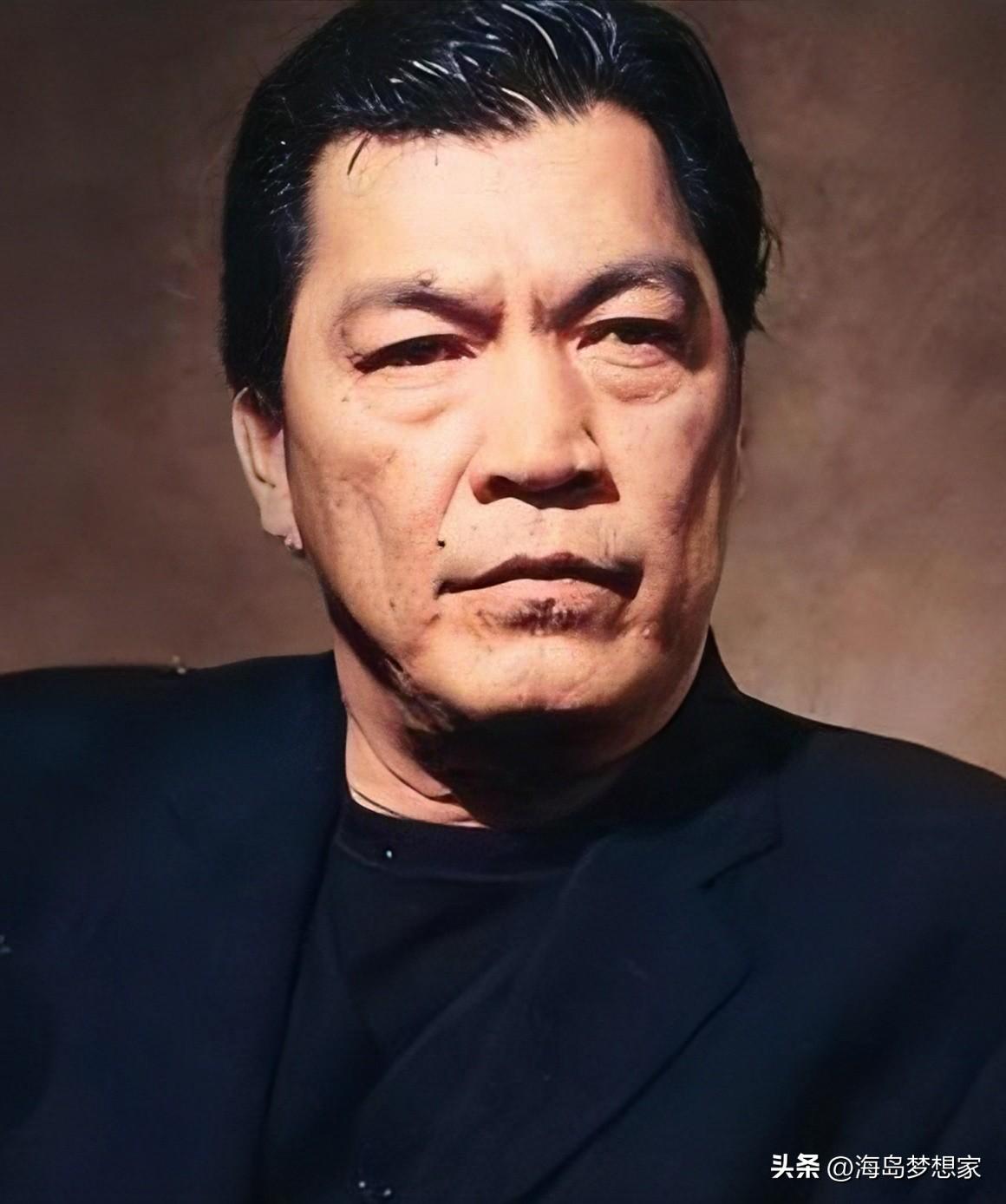 成奎安从没受过专业的影视训练，也没有光鲜的演艺履历。他常说自己是底层爬出来的普通