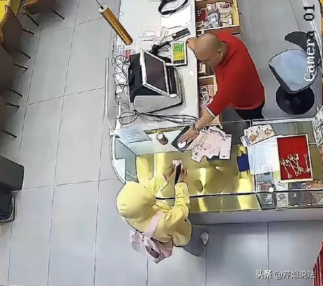 人间真情太可贵。福建福州，一个年轻女孩外出找工作，没钱、没地方住、也没工作，竟然